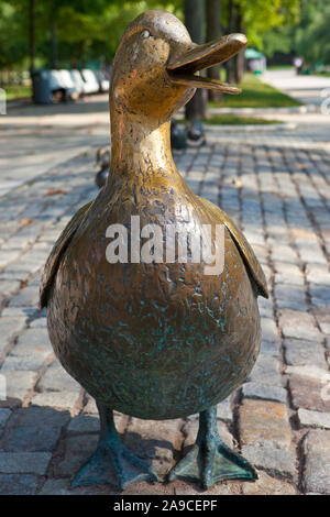 Moscou, Russie - 14 août 2011 : l'un des 'Make Way pour les sculptures de canetons dans Parc de Novodievitchi, à Moscou, Russie. Les sculptures sont identiques Banque D'Images