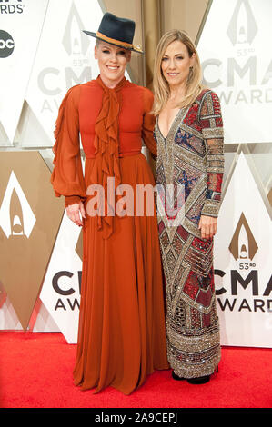 Nov.13, 2019 - Nashville, Tennessee, USA - Sheryl Crow et Rose arrive à la 53e édition de CMA Awards qui a eu lieu à l'Arène Bridgestone situé au centre-ville de Nashville. (Crédit Image : © Jason Moore/Zuma sur le fil) Banque D'Images