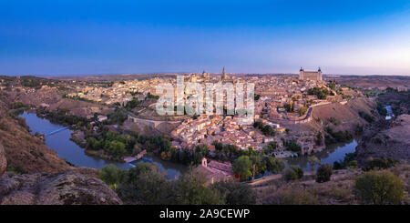 Panorama de Tolède le lever du soleil, Castilla - La Mancha, Espagne Banque D'Images