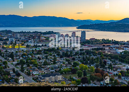 Une vue de Kelowna Colombie-Britannique skyline et le lac Okanagan de Knox Mountain après le coucher du soleil Banque D'Images