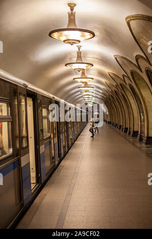 Moscou, Russie - 14 août 2011 : Une très belle vue sur la plate-forme d'une station de métro dans la ville de Moscou, Russie. Banque D'Images