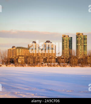 Immeuble en hiver au coucher du soleil Banque D'Images