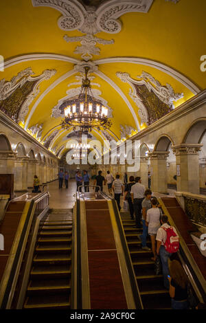 Moscou, Russie - 14 août 2011 : une vue de l'architecture étonnante et des chandeliers sur les plates-formes de la station de métro Komsomolskaya dans la ville de Banque D'Images