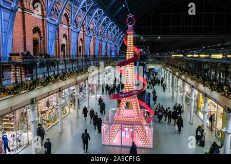 St Pancras International Station, London, UK. 14 novembre 2019. Lancôme 36 pied de haut Tour Eiffel à St Pancras, composé de plus de 1 500 bouteilles de parfum La Vie Est Belle. Les bouteilles seront ensuite donnés à l'organisme de bienfaisance du cancer semblent bonnes à se sentir mieux. Crédit : Matthieu Chattle/Alamy Live News Banque D'Images