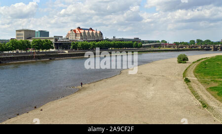 Dresde - Vue de la 'Augustusbrücke" vers l'ouest, la rivière "Elbe" a un très faible niveau de l'eau, qui peut être vu sur la rive de gravier en largeur Banque D'Images