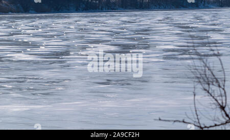 La texture de la glace en hiver sur une rivière Banque D'Images