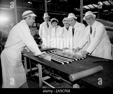 Cravens Candyland entreprise de confiserie York, North Yorkshire, Angleterre, UK 1985 - Un employé de la production de décisions rock candy obtient de l'aide de dignitaires Civique en 1985 Banque D'Images