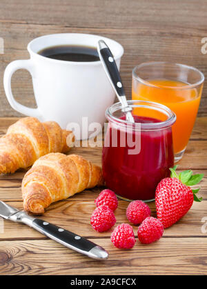 Table du petit déjeuner avec croissants, fruits et confiture Banque D'Images