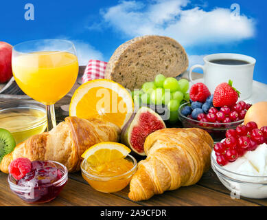 Table du petit déjeuner avec pain, fruits et café Banque D'Images