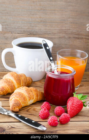 Table du petit déjeuner avec pain, fruits et café Banque D'Images