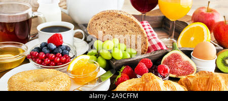 Table du petit déjeuner avec pain, fruits et café Banque D'Images