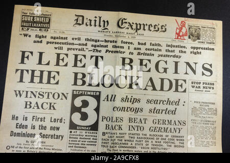 Page de titre, le blocus commence 'Fleet' dans le Daily Express (réplique), 4 septembre 1939, le jour après la Seconde Guerre mondiale a été déclarée. Banque D'Images