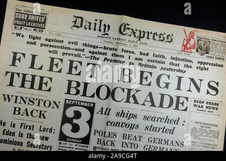 Page de titre, le blocus commence 'Fleet' dans le Daily Express (réplique), 4 septembre 1939, le jour après la Seconde Guerre mondiale a été déclarée. Banque D'Images