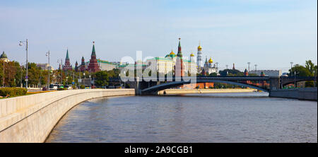 Moscou, Russie - 14 août 2011 : une vue de l'Kremin et la Moskva dans la ville de Moscou, Russie. Banque D'Images