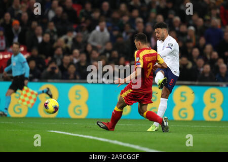 Londres, Royaume-Uni. 14Th Nov, 2019. Alex Oxlade Chamberlain de l'Angleterre les pousses et marque son 1er des équipes objectif. L'UEFA Euro 2020, un match de qualification du groupe, l'Angleterre v Monténégro au stade de Wembley à Londres, le jeudi 14 novembre 2019. Usage éditorial seulement. Cette image ne peut être utilisé qu'à des fins rédactionnelles. Usage éditorial uniquement, licence requise pour un usage commercial. Aucune utilisation de pari, de jeux ou d'un seul club/ligue/dvd publications photos par Andrew Andrew/Verger Verger la photographie de sport/Alamy live news Crédit : Andrew Orchard la photographie de sport/Alamy Live News Banque D'Images