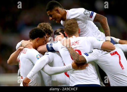 Les joueurs Angleterre célébrer comme coéquipier Alex Oxlade-Chamberlain leurs scores du côté premier but du jeu au cours de l'UEFA Euro 2020 match de qualification à Wembley, Londres. Banque D'Images