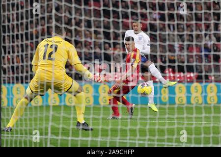 Alex Oxlade-Chamberlain d'Angleterre scores pour le rendre 1-0 au cours de l'UEFA Euro 2020 Groupe admissible un match entre l'Angleterre et le Monténégro au stade de Wembley le 14 novembre 2019 à Londres, en Angleterre. (Photo par Matt Bradshaw/phcimages.com) Banque D'Images