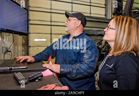 Le directeur général de l'Interstate Trucksource va au-dessus des rapports avec un mécanicien, le 7 mai 2018, à Romulus, dans le Michigan. Banque D'Images