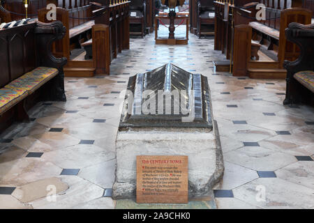 Douzième siècle tombeau (peut-être de Henry de Blois, mort 1171 AD) dans le choeur (quire) de la cathédrale médiévale à Winchester, en Angleterre. Banque D'Images