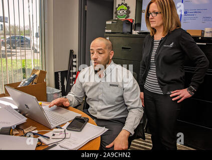 Le directeur général de l'Interstate Trucksource va au-dessus des rapports avec un employé, le 7 mai 2018, à Romulus, dans le Michigan. Banque D'Images