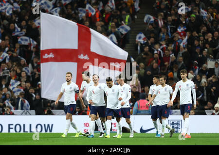 Le stade de Wembley, Londres, Royaume-Uni. 14Th Nov, 2019. Championnats d'Europe de football 2020, l'Angleterre et le Monténégro qualificatif ; Alex Oxlade-Chamberlain d'Angleterre célèbre comme il les scores de 1 à 0 à la 11e minute - usage éditorial : Action Crédit Plus Sport/Alamy Live News Banque D'Images