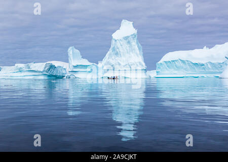 Cimetière d'iceberg en Antarctique avec beaucoup d'énorme masse de glace brin offrant des paysages polaires pour les touristes sur les bateaux zodiac, congelé continen Banque D'Images