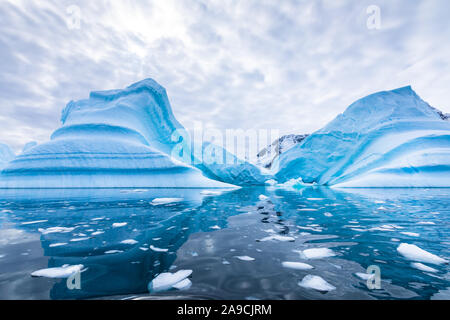 Dans l'Antarctique iceberg flottant dans la mer, paysage gelé avec d'énormes morceaux de glace réfléchissant sur la surface de l'eau, Péninsule Antarctique Banque D'Images