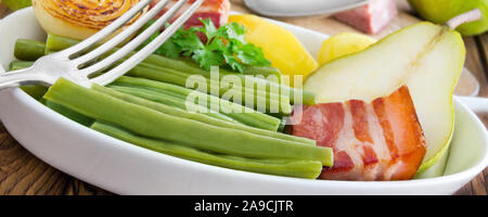 Hotpot allemand avec haricots verts, poires et bacon Banque D'Images