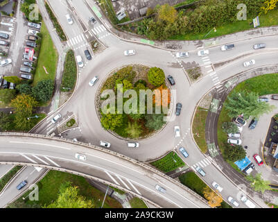 Rond-point road intersection avec la circulation des véhicules et des arbres verts vue aérienne du drone montrant la forme circulaire et les voies de transport, arc de jonction Banque D'Images