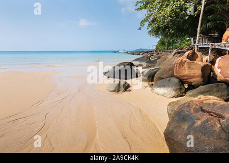 Plage naturelle sur tropical Paradise Island pour les vacances d'été vacances, des pierres, du sable et l'eau de mer turquoise Banque D'Images