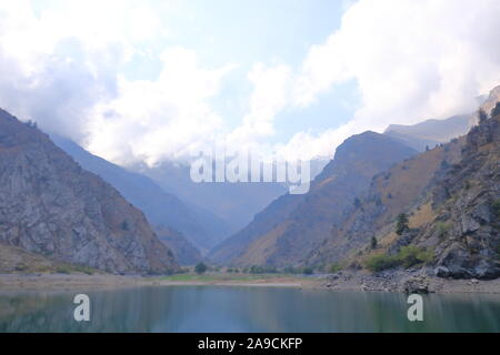 Urungach pittoresque lac en montagne sur le début de l'automne en Ouzbékistan Banque D'Images