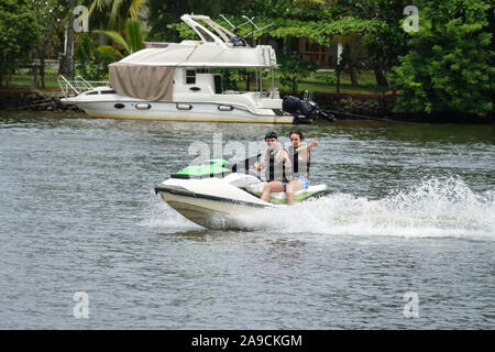 Happy young couple with Thumbs up bénéficiant d'équitation et de s'amuser sur un jet ski. La Côte Tropical de Sri Lanka Banque D'Images