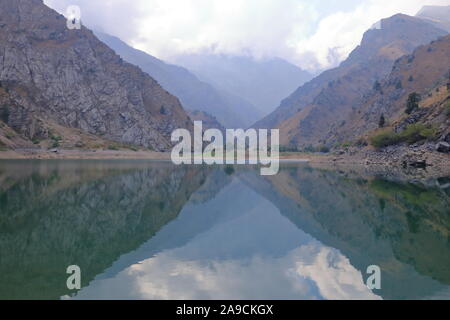 Urungach pittoresque lac en montagne sur le début de l'automne en Ouzbékistan Banque D'Images