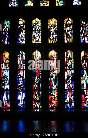 Un vitrail dans l'Église catholique de l'Annonciation. La plus grande église chrétienne au Moyen-Orient. Banque D'Images