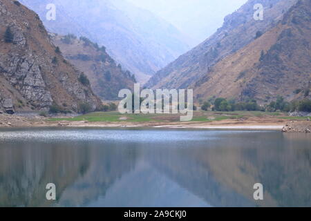 Urungach pittoresque lac en montagne sur le début de l'automne en Ouzbékistan Banque D'Images