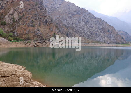 Urungach pittoresque lac en montagne sur le début de l'automne en Ouzbékistan Banque D'Images