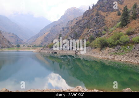 Urungach pittoresque lac en montagne sur le début de l'automne en Ouzbékistan Banque D'Images