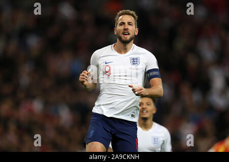 Londres, Royaume-Uni. 14Th Nov, 2019. Harry Kane, de l'Angleterre célèbre après qu'il marque son 5ème but, ses équipes pour terminer 3e tour du chapeau. L'UEFA Euro 2020, un match de qualification du groupe, l'Angleterre v Monténégro au stade de Wembley à Londres, le jeudi 14 novembre 2019. Usage éditorial seulement. Cette image ne peut être utilisé qu'à des fins rédactionnelles. Usage éditorial uniquement, licence requise pour un usage commercial. Aucune utilisation de pari, de jeux ou d'un seul club/ligue/dvd publications photos par Andrew Andrew/Verger Verger la photographie de sport/Alamy live news Crédit : Andrew Orchard la photographie de sport/Alamy Live News Banque D'Images