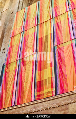 Écran couleur arc-en-ciel entre le nord du transept, Norman et le choeur (quire) dans la cathédrale médiévale à Winchester, en Angleterre. Banque D'Images