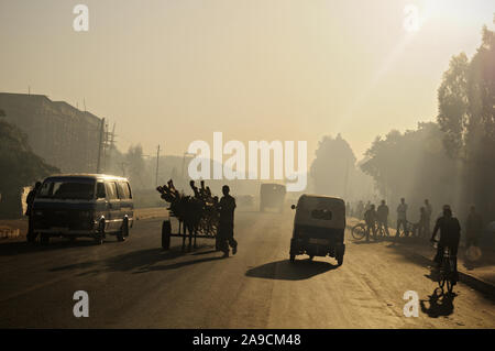 Rue très tôt le matin dans la région de Bahir Dar, Ethiopie Banque D'Images