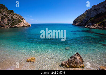 Une vue sur la magnifique plage La Granadella à Javea, Espagne. Banque D'Images