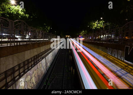 L'exposition longue nuit photo de metro à Berlin Banque D'Images