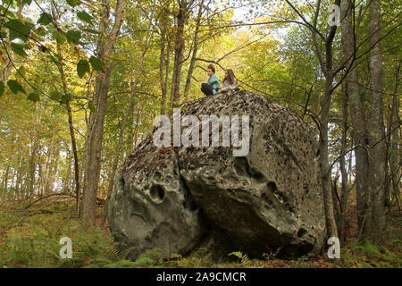 La carte Natural Area Préserver, VA, USA. Les jeunes filles sur haut de rocher dans les montagnes. Banque D'Images