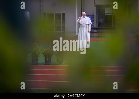 La Thaïlande. 14Th Nov, 2019. Une taille de la vie statue du Pape François est affiché au rez-de Saint Louis Hospital à Bangkok en préparation pour le Pape François visite en Thaïlande et au Japon du 20 au 26 novembre. Le 32e voyage apostolique à l'étranger sera son 4e à l'Asie, après celui de la Corée du Sud en 2014, le Sri Lanka et les Philippines l'année suivante et le Myanmar et le Bangladesh en 2017, dit Vatican News, une news et système d'information du Saint-Siège. (Photo de Vichan Poti/Pacific Press) Credit : Pacific Press Agency/Alamy Live News Banque D'Images