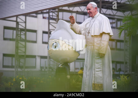 La Thaïlande. 14Th Nov, 2019. Une taille de la vie statue du Pape François est affiché au rez-de Saint Louis Hospital à Bangkok en préparation pour le Pape François visite en Thaïlande et au Japon du 20 au 26 novembre. Le 32e voyage apostolique à l'étranger sera son 4e à l'Asie, après celui de la Corée du Sud en 2014, le Sri Lanka et les Philippines l'année suivante et le Myanmar et le Bangladesh en 2017, dit Vatican News, une news et système d'information du Saint-Siège. (Photo de Vichan Poti/Pacific Press) Credit : Pacific Press Agency/Alamy Live News Banque D'Images