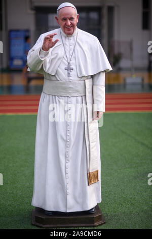 La Thaïlande. 14Th Nov, 2019. Une taille de la vie statue du Pape François est affiché au rez-de Saint Louis Hospital à Bangkok en préparation pour le Pape François visite en Thaïlande et au Japon du 20 au 26 novembre. Le 32e voyage apostolique à l'étranger sera son 4e à l'Asie, après celui de la Corée du Sud en 2014, le Sri Lanka et les Philippines l'année suivante et le Myanmar et le Bangladesh en 2017, dit Vatican News, une news et système d'information du Saint-Siège. (Photo de Vichan Poti/Pacific Press) Credit : Pacific Press Agency/Alamy Live News Banque D'Images