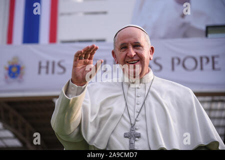 La Thaïlande. 14Th Nov, 2019. Une taille de la vie statue du Pape François est affiché au rez-de Saint Louis Hospital à Bangkok en préparation pour le Pape François visite en Thaïlande et au Japon du 20 au 26 novembre. Le 32e voyage apostolique à l'étranger sera son 4e à l'Asie, après celui de la Corée du Sud en 2014, le Sri Lanka et les Philippines l'année suivante et le Myanmar et le Bangladesh en 2017, dit Vatican News, une news et système d'information du Saint-Siège. (Photo de Vichan Poti/Pacific Press) Credit : Pacific Press Agency/Alamy Live News Banque D'Images