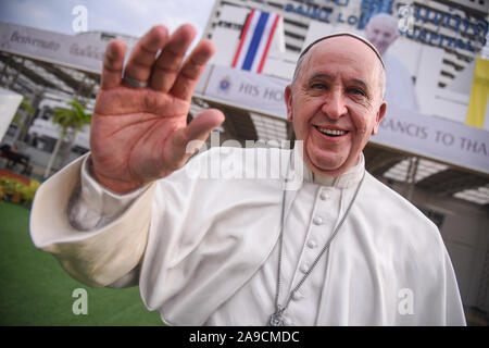 La Thaïlande. 14Th Nov, 2019. Une taille de la vie statue du Pape François est affiché au rez-de Saint Louis Hospital à Bangkok en préparation pour le Pape François visite en Thaïlande et au Japon du 20 au 26 novembre. Le 32e voyage apostolique à l'étranger sera son 4e à l'Asie, après celui de la Corée du Sud en 2014, le Sri Lanka et les Philippines l'année suivante et le Myanmar et le Bangladesh en 2017, dit Vatican News, une news et système d'information du Saint-Siège. (Photo de Vichan Poti/Pacific Press) Credit : Pacific Press Agency/Alamy Live News Banque D'Images