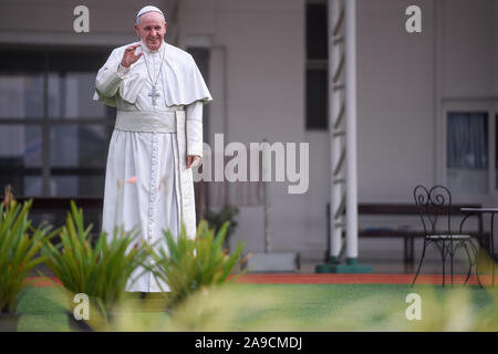 La Thaïlande. 14Th Nov, 2019. Une taille de la vie statue du Pape François est affiché au rez-de Saint Louis Hospital à Bangkok en préparation pour le Pape François visite en Thaïlande et au Japon du 20 au 26 novembre. Le 32e voyage apostolique à l'étranger sera son 4e à l'Asie, après celui de la Corée du Sud en 2014, le Sri Lanka et les Philippines l'année suivante et le Myanmar et le Bangladesh en 2017, dit Vatican News, une news et système d'information du Saint-Siège. (Photo de Vichan Poti/Pacific Press) Credit : Pacific Press Agency/Alamy Live News Banque D'Images