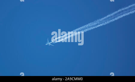 Une image typique d'un avion dans le ciel bleu Banque D'Images